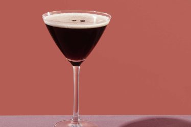 Les Espresso Martinis sont délicieux, mais qu'arrive-t-il à votre corps lorsque vous mélangez de l'alcool et de la caféine ? Un médecin explique - 26