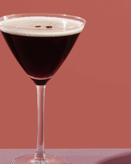 Les Espresso Martinis sont délicieux, mais qu'arrive-t-il à votre corps lorsque vous mélangez de l'alcool et de la caféine ? Un médecin explique 65 Les Espresso Martinis sont délicieux, mais qu'arrive-t-il à votre corps lorsque vous mélangez de l'alcool et de la caféine ? Un médecin explique - 64