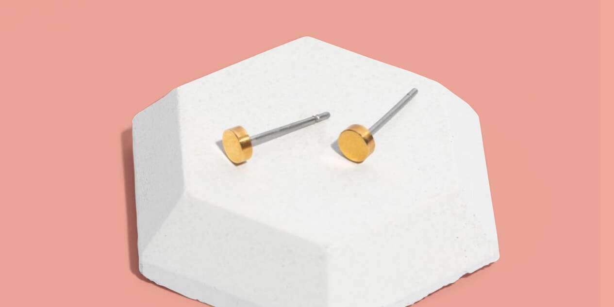 Les meilleures boucles d'oreilles pour les oreilles sensibles qui sont réellement abordables 2 Les meilleures boucles d'oreilles pour les oreilles sensibles qui sont réellement abordables - 1