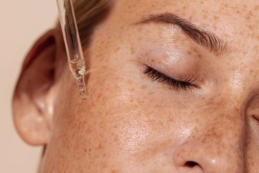 Demandez à une rédactrice beauté : comment prévenir les rides sous les yeux - 6