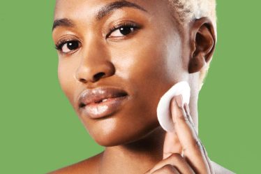 Demandez à une rédactrice en chef beauté : comment faire monter un bouton à la tête dès que possible - 10