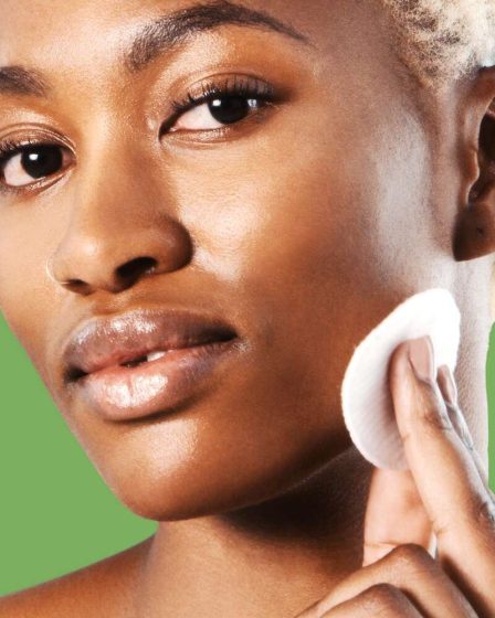 Demandez à une rédactrice en chef beauté : comment faire monter un bouton à la tête dès que possible 161 Demandez à une rédactrice en chef beauté : comment faire monter un bouton à la tête dès que possible - 160