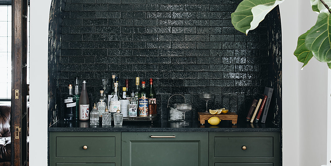 Espace de la semaine : ce bar Moody Home prouve la puissance du carrelage 2 Espace de la semaine : ce bar Moody Home prouve la puissance du carrelage - 1