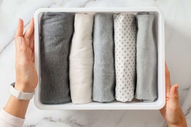 Comment plier des vêtements pour économiser de l'espace dans votre placard ou votre commode - 11