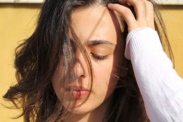 Demandez à une rédactrice beauté : pourquoi mon cuir chevelu me démange-t-il autant ? - 6