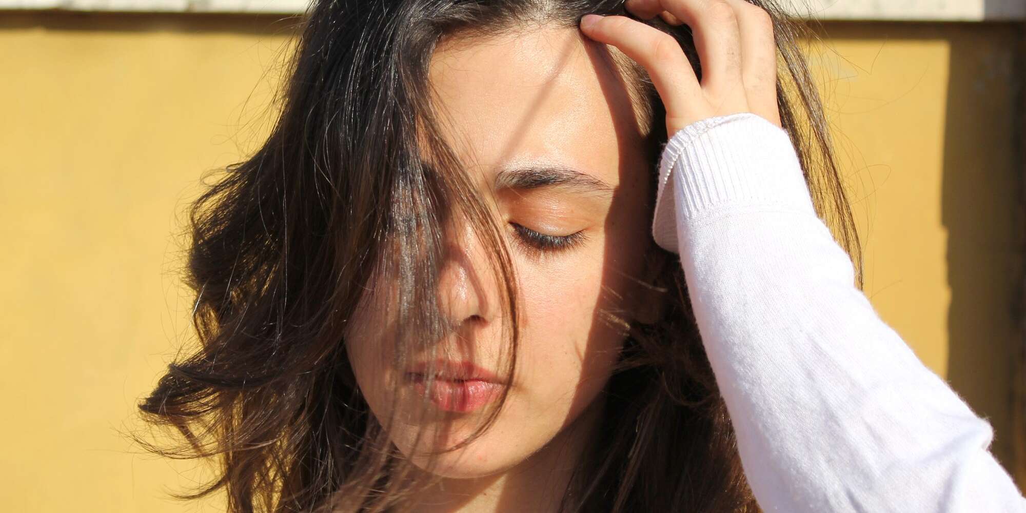 Demandez à une rédactrice beauté : pourquoi mon cuir chevelu me démange-t-il autant ? 2 Demandez à une rédactrice beauté : pourquoi mon cuir chevelu me démange-t-il autant ? - 1