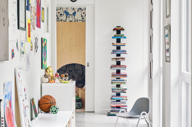 Espace de la semaine : un couloir étroit gagne en rangement et en style familial - 8