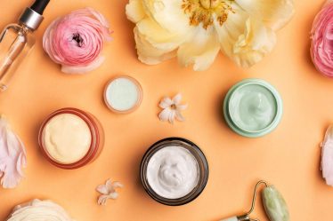 5 façons approuvées par les dermatologues de faire passer votre routine de soins de la peau à un temps plus chaud - 32