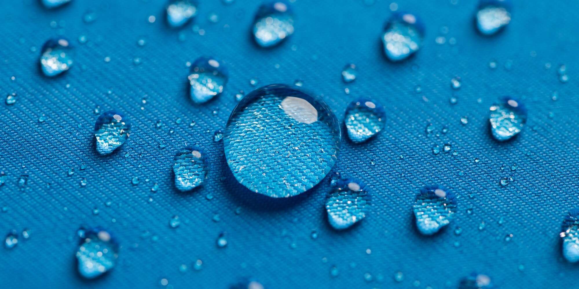 La différence entre le maquillage imperméable, résistant à l'eau et à la transpiration et quand les utiliser 2 La différence entre le maquillage imperméable, résistant à l'eau et à la transpiration et quand les utiliser - 1