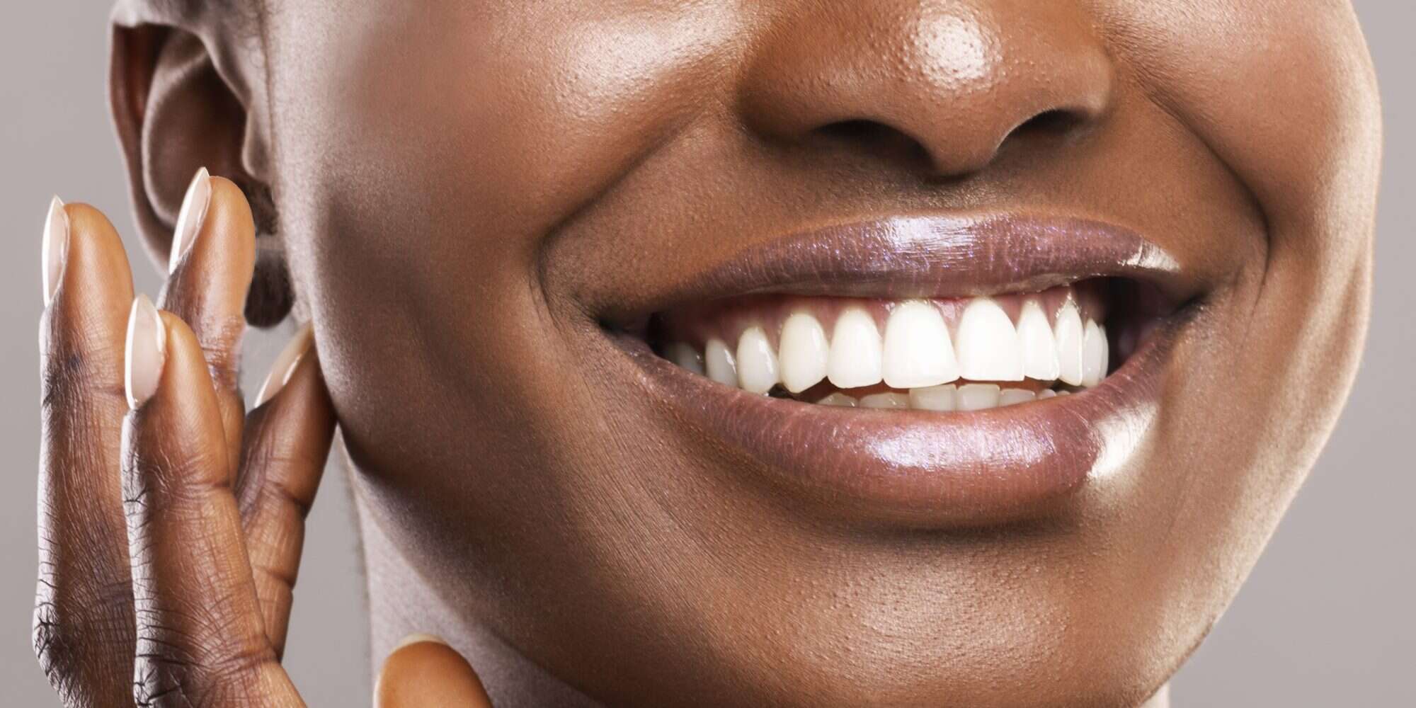 La soie dentaire est-elle la clé pour des dents plus blanches ? 2 La soie dentaire est-elle la clé pour des dents plus blanches ? - 1