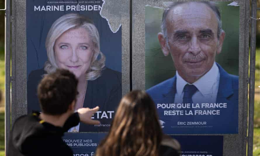 L'ascension et l'ascension de l'extrême droite française Marine Le Pen | Élection présidentielle française 2022 2 Affiches de campagne électorale pour Marine Le Pen et Eric Zemmour à Montaigu, dans l'ouest de la France