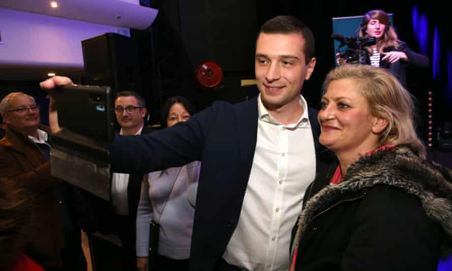 L'ascension et l'ascension de l'extrême droite française Marine Le Pen | Élection présidentielle française 2022 3 Jordan Bardella prend un selfie avec des partisans de Le Pen lors d'un meeting en mars à Cogolin, dans le sud de la France
