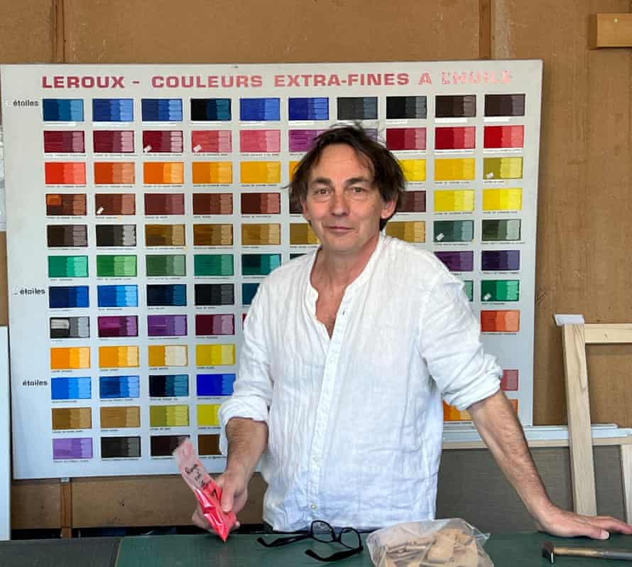 « Nous sommes à un tournant » : à l'approche des élections, que reste-t-il de la gauche française ? | La France 4 Marcel Reynaud, peintre de formation Beaux-Arts et habitant de Joigny, dans son usine.