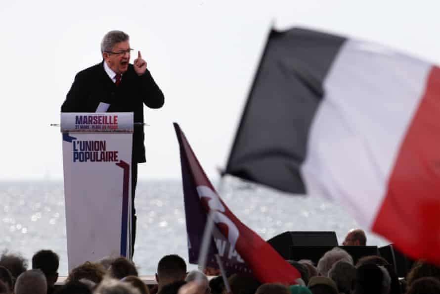 « Nous sommes à un tournant » : à l'approche des élections, que reste-t-il de la gauche française ? | La France 5 Le candidat présidentiel FI Jean-Luc Mélenchon prononçant un discours