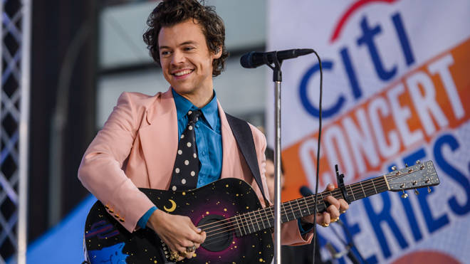Noel Gallagher accuse Harry Styles de ne pas être un "vrai" musicien 4 Harry Styles jouant de la guitare et interprétant sa propre musique qu'il a écrite