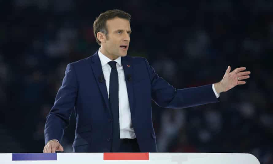 Élection en France : pourquoi c'est maintenant ou jamais pour Marine Le Pen | Marine Le Pen 2 Macron fait un geste d'une main alors qu'il parle à un iodium