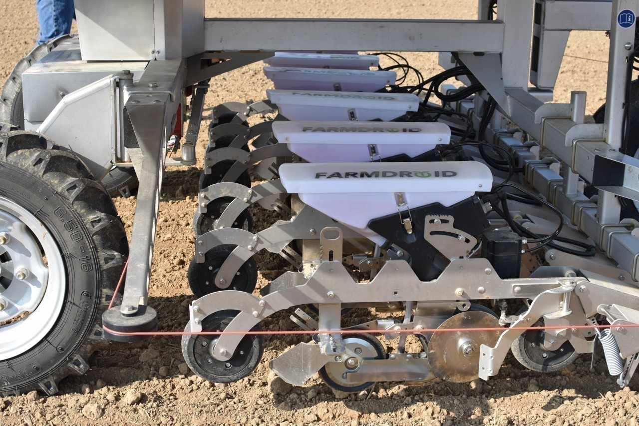 Le robot est équipé de six petits réservoirs contenant les grains de betteraves, distants de 19,3 millimètres les uns des autres.