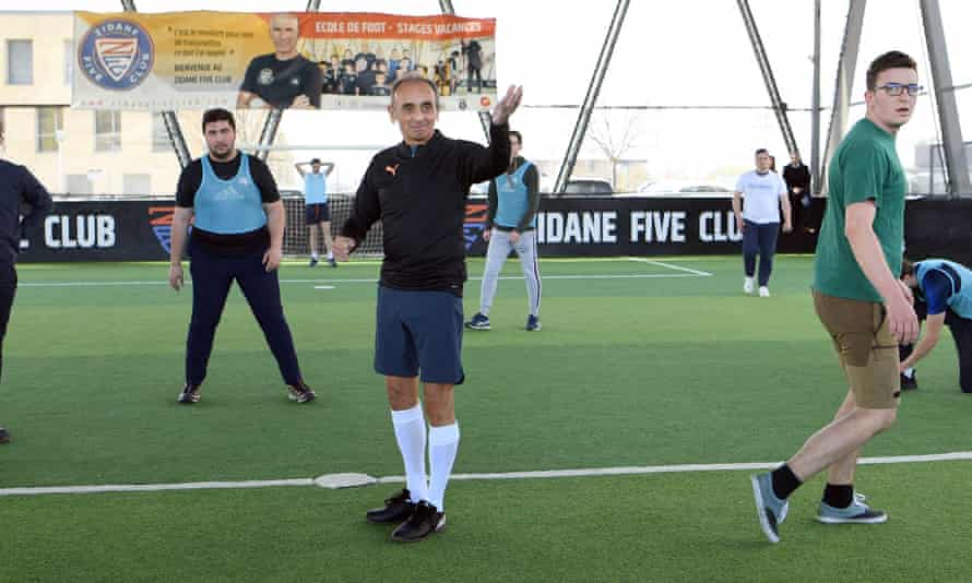 De l'amoureux des chats Le Pen au carton rouge de l'extrême droite : les élections françaises en cinq instants | France 4 Zemmour au club de football de Zidane