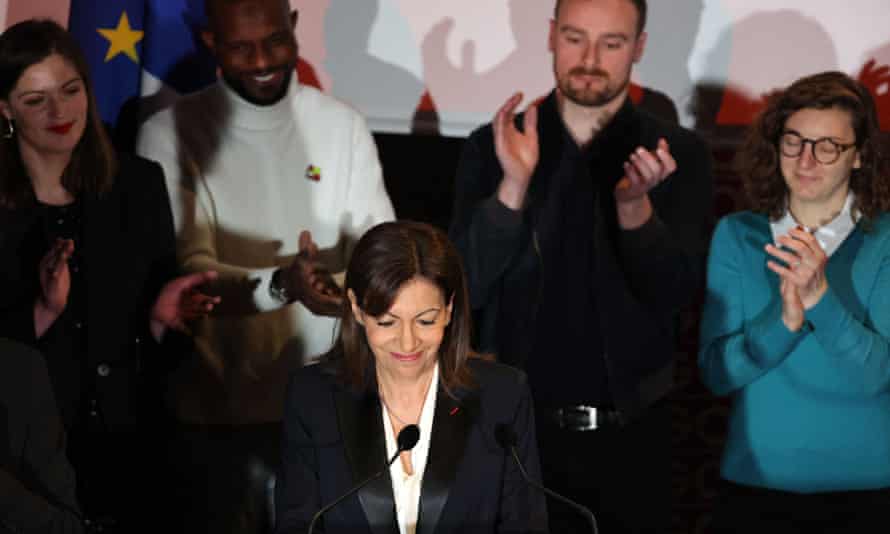 Soirée décevante pour Anne Hidalgo alors qu'elle s'adresse aux sympathisants du parti à Poinçon Paris.