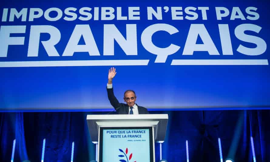 Zemmour, chef du parti Reconquête, salue ses partisans.