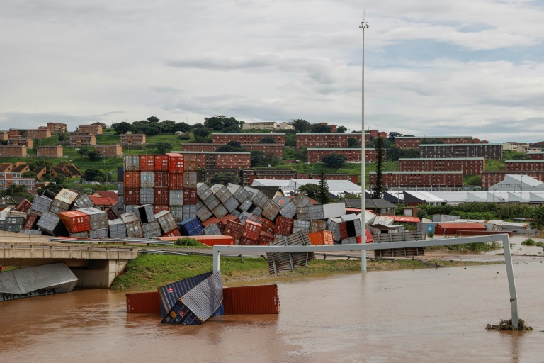 Un centre de stockage de conteneurs touché par les pluies, à Durban le 12 avril 2022 (AFP - Phill Magakoe)