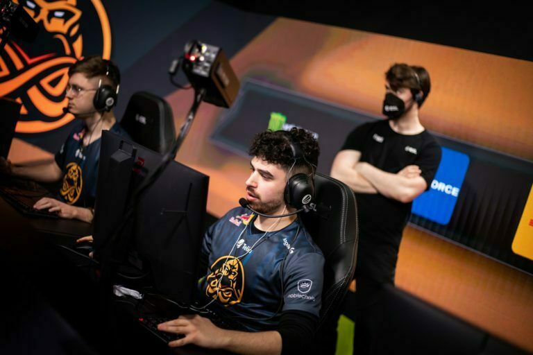 ENCE balaie Fnatic pour se qualifier pour les quarts de finale de la saison 15 de l'ESL Pro League 2 ENCE balaie Fnatic pour se qualifier pour les quarts de finale de la saison 15 de l'ESL Pro League - 1