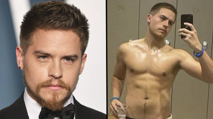 Dylan Sprouse célèbre la transformation de son corps avec un selfie torse nu 2 Dylan Sprouse célèbre la transformation de son corps avec un selfie torse nu - 1