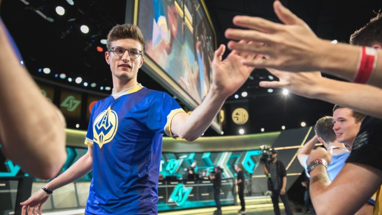 Lourlo sur Champions Queue: "Je ne sais même pas ce qui empêche les joueurs de jouer au moins 1-2 matchs Champ Q par nuit" 2 Lourlo sur Champions Queue: "Je ne sais même pas ce qui empêche les joueurs de jouer au moins 1-2 matchs Champ Q par nuit" - 1
