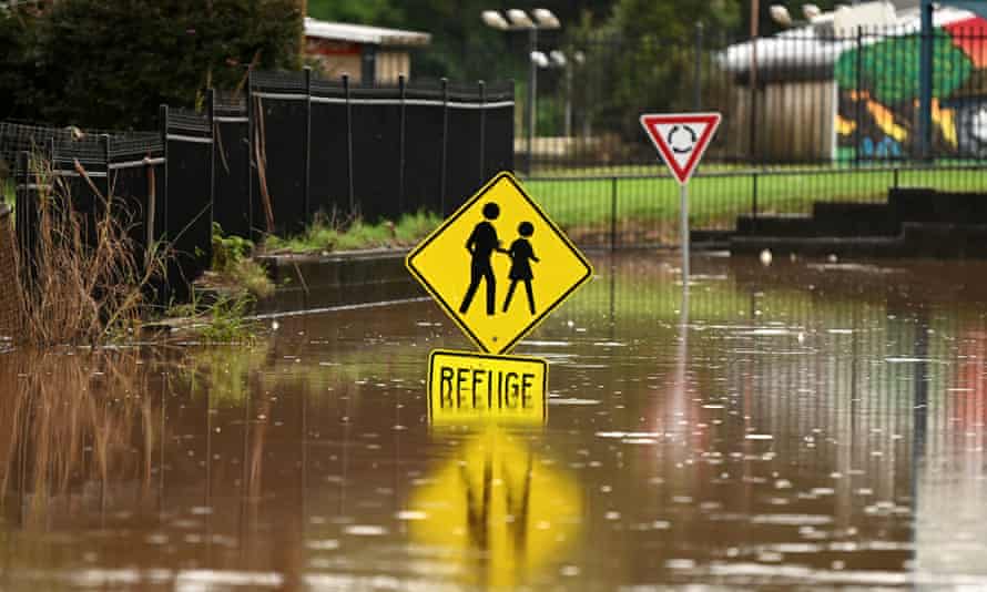 Courrier du matin : élections fédérales déclenchées, personnes handicapées exclues de la planification des catastrophes, meilleures chansons des vedettes du feuilleton | Nouvelles de l'Australie 1 Un panneau de passage pour piétons est sous les eaux de crue