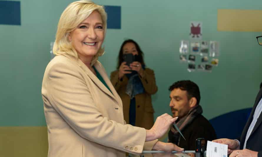Élection en France: les sondages s'ouvrent avec Macron et Le Pen en lice pour la présidence | France 1 Marine Le Pen vote à Hénin-Beaumont, France.