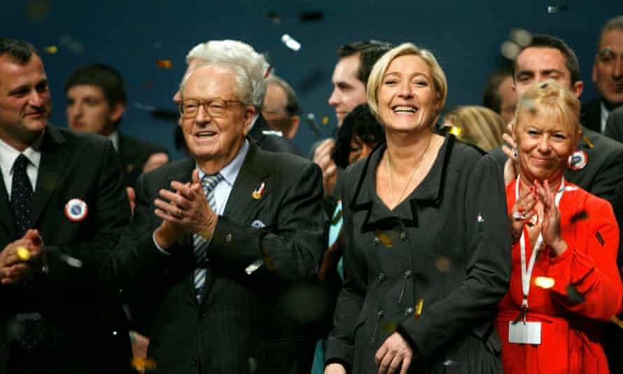 Élection en France : pourquoi c'est maintenant ou jamais pour Marine Le Pen | Marine Le Pen 1 Jean-Marie et Marine Le Pen saluant des supporters lors d'un rassemblement