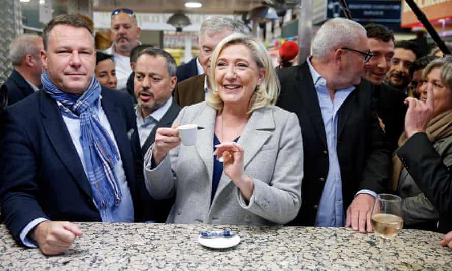 Élections en France: l'avance de Macron sur Le Pen se rétrécit à l'approche du vote | La France 1 Marine Le Pen en campagne à Narbonne, dans le sud de la France