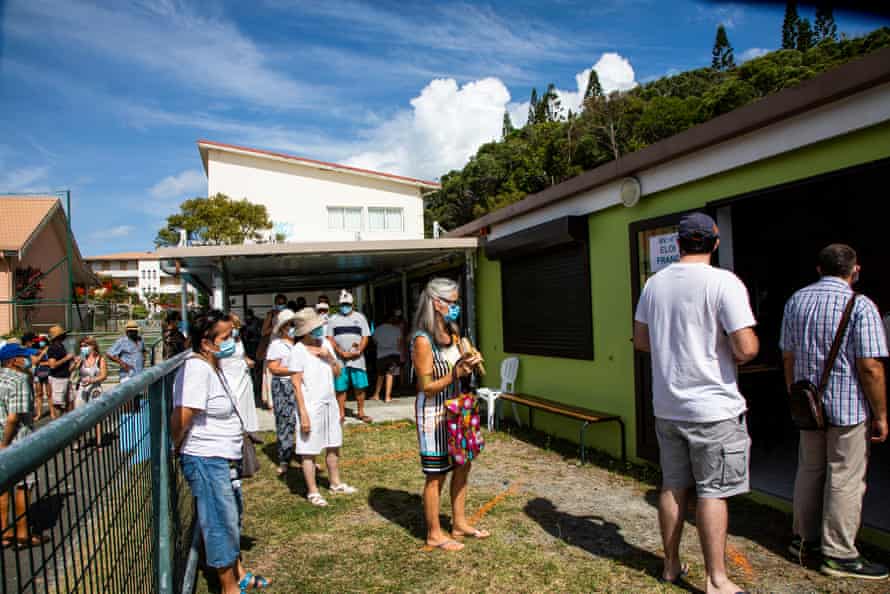 Longues files d'attente de personnes attendant de voter lors du référendum sur l'indépendance de la Nouvelle-Calédonie dans le sud de Nouméa
