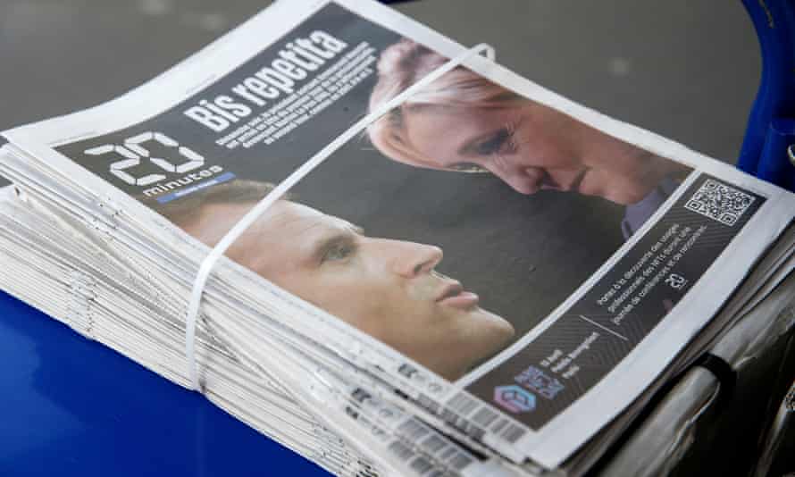 Macron et Le Pen relancent les campagnes avec Mélenchon un faiseur de rois potentiel | Élection présidentielle française 2022 1 La première page du journal français 20 Minutes dans un kiosque à journaux à Paris