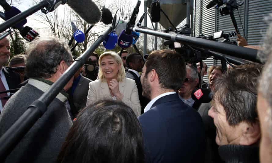 Macron fait allusion à un compromis sur le projet de relèvement de l'âge de la retraite | Emmanuel Macron 1 Marine Le Pen visite une ferme céréalière en Bourgogne dans le cadre de sa campagne pour le second tour de l'élection présidentielle française