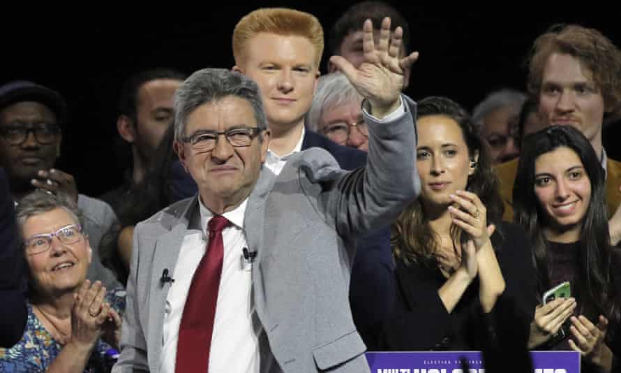 Mélenchon salue ses partisans après son discours à Lille, dans le nord de la France.