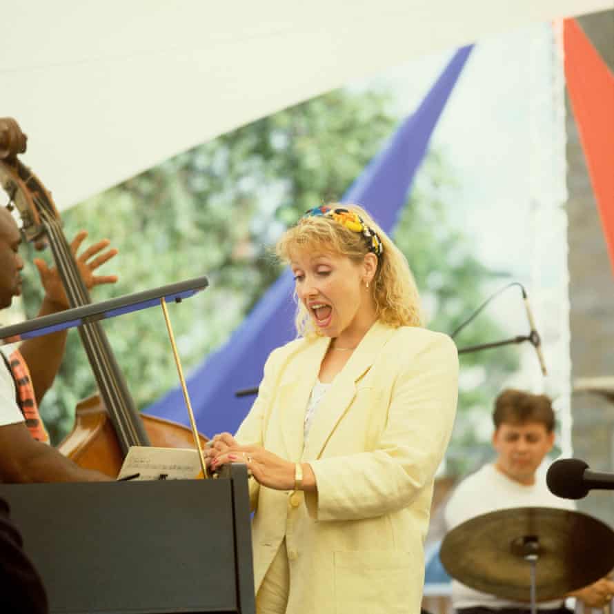 Nécrologie de Tina May | le jazz 1 Tina May au festival de jazz de Brecon, 1990.