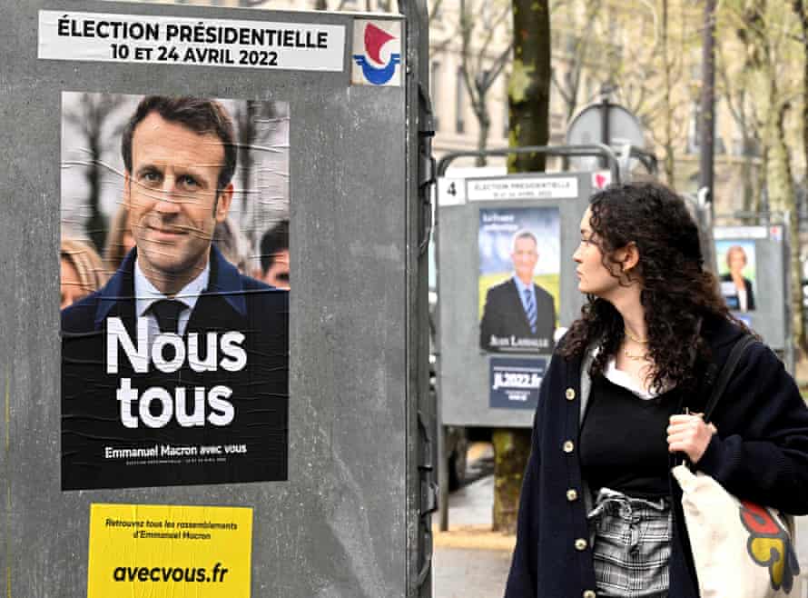 « Nous sommes à un tournant » : à l'approche des élections, que reste-t-il de la gauche française ? | La France 1 Une affiche de campagne du président français Emmanuel Macron dans une rue de Paris.