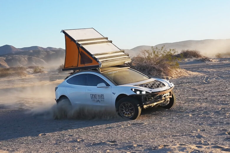 Une Tesla Model 3 modified (vec tente de toit) pour traverser le désert des Mojave (la Vallée de la Mort) › Geeky News 2 Une Tesla Model 3 modified (vec tente de toit) pour traverser le désert des Mojave (la Vallée de la Mort) › Geeky News - 1