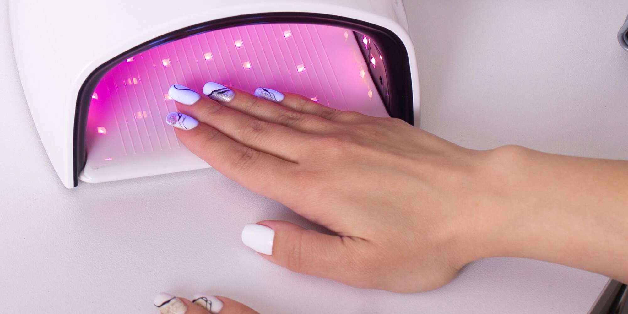 Demandez à une rédactrice en chef beauté : le vernis gel est-il mauvais pour vos ongles ? 2 Demandez à une rédactrice en chef beauté : le vernis gel est-il mauvais pour vos ongles ? - 1