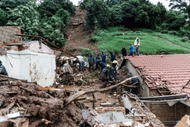 pousser la boue, ramaser les débris après les inondations – Sciences et Avenir › Geeky News - 3