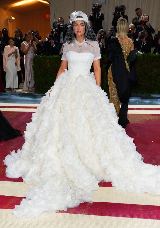 Kylie Jenner est rôtie pour sa tenue Met Gala 2022 4 Kylie Jenner assiste au gala du Met 2022
