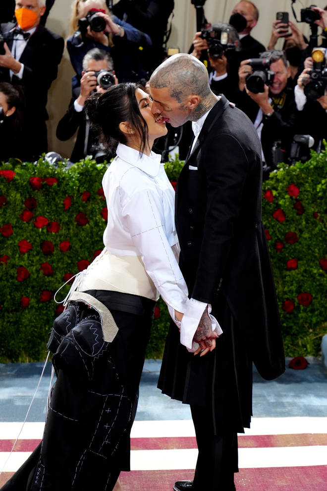 Met Gala 2022 : Kourtney Kardashian critiquée après avoir admis qu'elle "n'avait pas vraiment... 4 Kourtney Kardashian et Travis Barker au Met Gala 2020