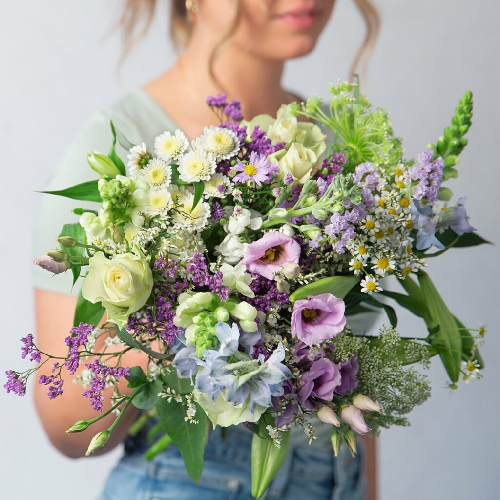Cinq astuces pour faire durer vos fleurs plus longtemps ! 4 LES PRAIRIES D'ÉTÉ APPORTENT L'EXTÉRIEUR AVEC DE SUPERBES FLEURS DE SAISON