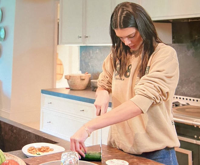 Kendall Jenner qui a du mal à couper un concombre laisse les téléspectateurs de Kardashian dans l'hystérie 4 Kendall Jenner essayant de couper un concombre. Huile sur toile, 2022.