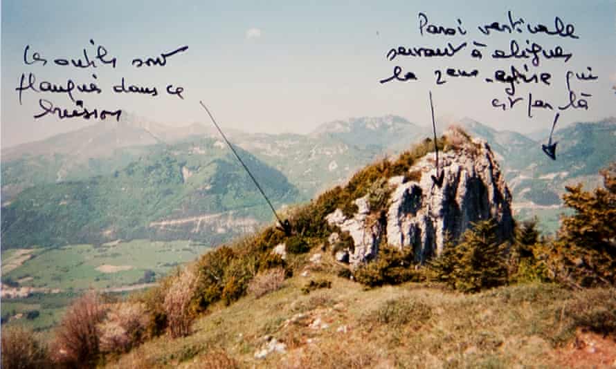 Le mystère de la chouette enterrée : la chasse au trésor de 30 ans déconcerte les énigmes françaises | La photographie 4 Documents de recherche et photographies d'archives relatifs à sa recherche de la Chouette d'Or, provenant des archives du chasseur de trésors Yvon Crolet.