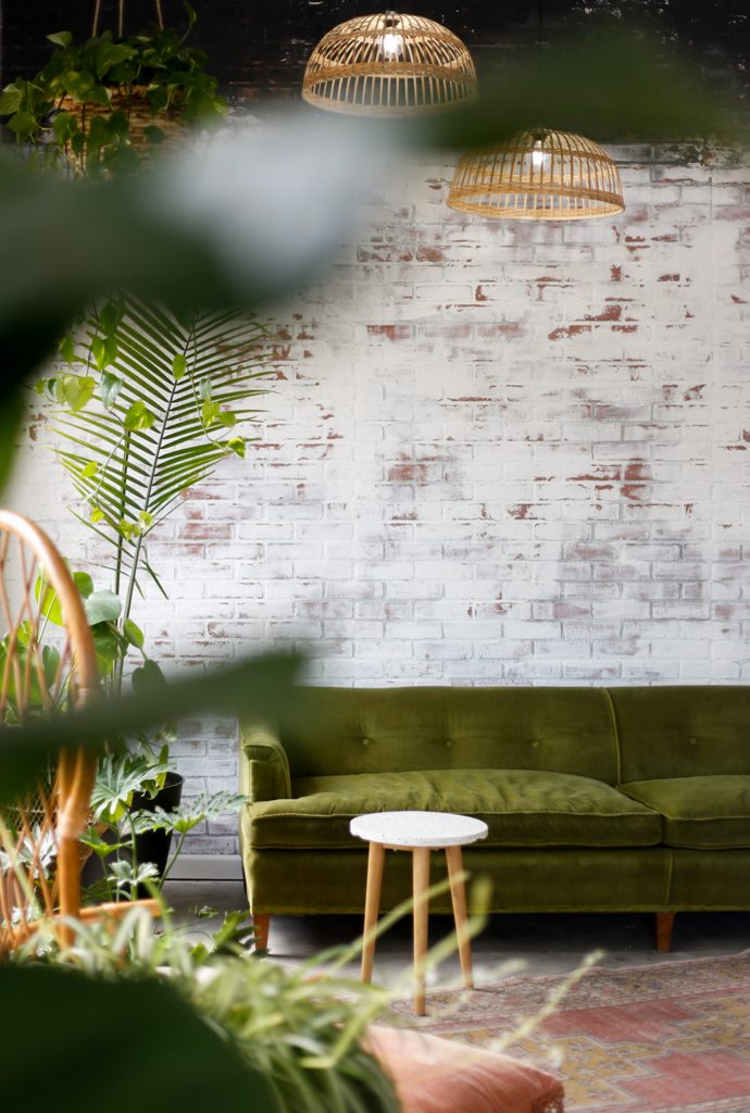 Guide pièce par pièce pour mettre à jour votre maison ce printemps-été 7 Ces idées de salon confortables sont celles que vous voudrez essayer
