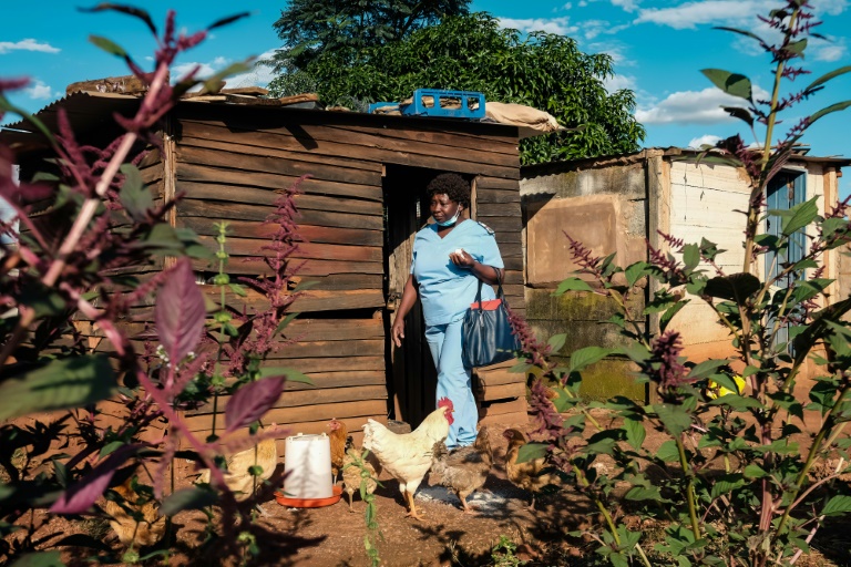 Virginia Mutsamwira, une infirmière zimbabwéenne de 52 ans, chez elle près de Harare, la capitale du Zimbabwe, le 25 avril 2022 (AFP - Jekesai NJIKIZANA)