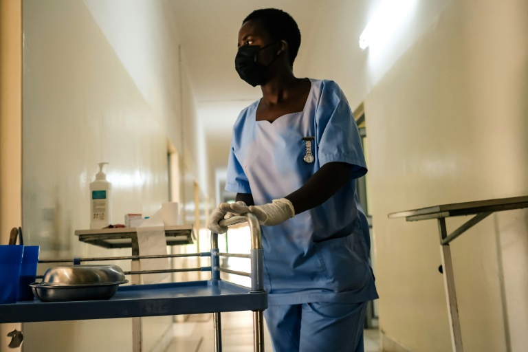 Une infirmière dans un hôpital de Harare, la capitale du Zimbabwe, le 26 avril 2022 (AFP - Jekesai NJIKIZANA)
