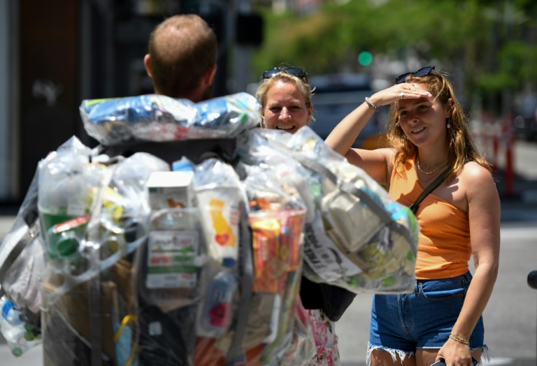 L'activiste écologiste Rob Greenfield transporte les déchets qu'il a produits pendant trente jours dans les rues de Beverly Hills le 16 mai 2022 en Californie (AFP - Robin Beck)